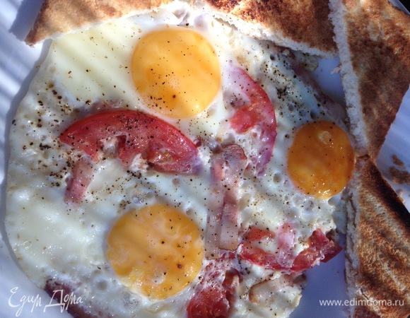 Яичница с беконом и тостами Яичница с беконом и тостами