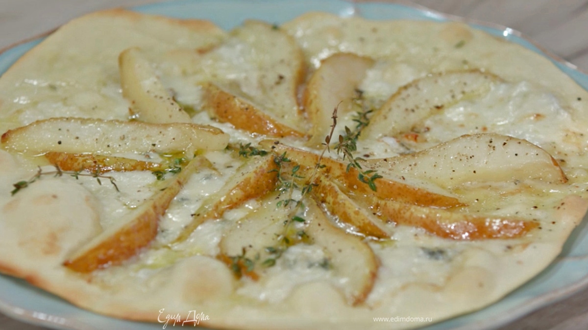 Пицца с грушей и горгонзолой