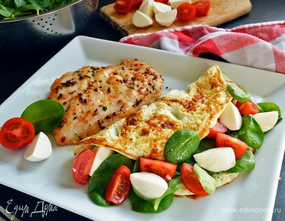 Куриный стейк с омлетом, помидорами черри и моцареллой