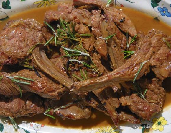 Бараньи котлетки, маринованные с розмарином, чесноком и лимоном Бараньи котлетки, маринованные с розмарином, чесноком и лимоном