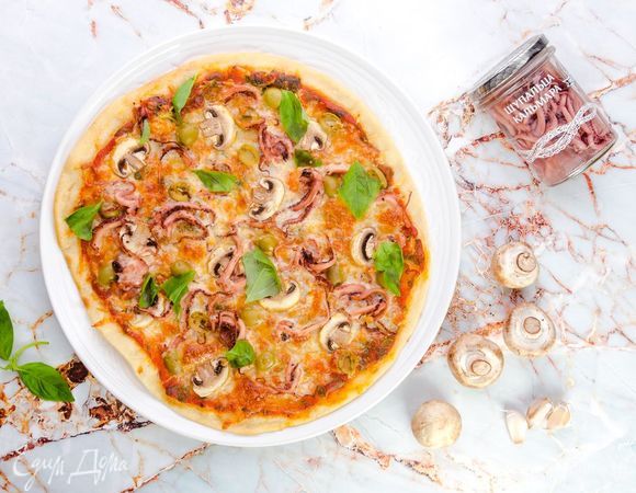 Пицца с шампиньонами и щупальцами кальмара Пицца с шампиньонами и щупальцами кальмара