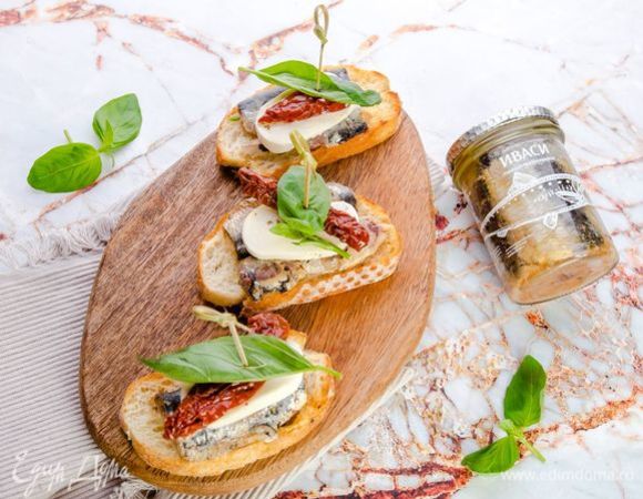Брускетты с сардинами, вялеными томатами и базиликом