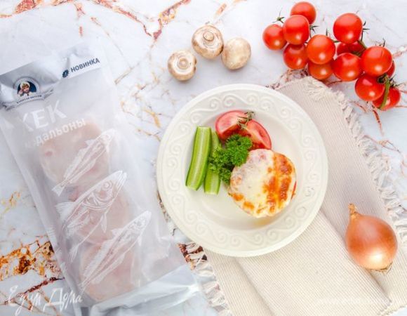 Хек, запеченный с грибами под сырной корочкой