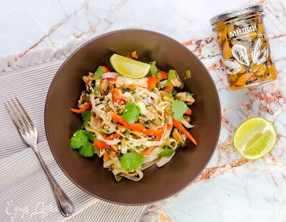 Рисовая лапша с копчеными мидиями