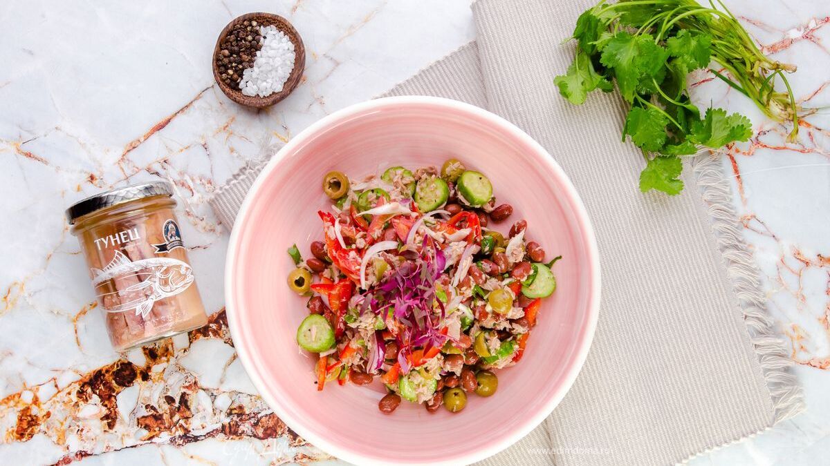 Салат с фасолью и тунцом