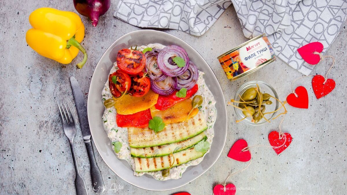 Овощи на гриле с соусом из тунца