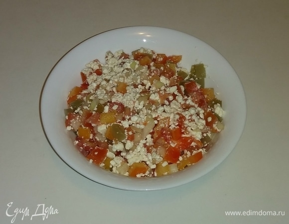 Яркий салат из овощей с творогом