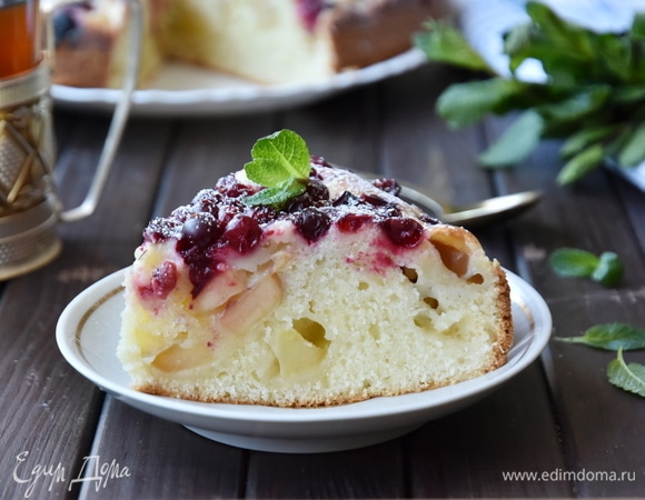 Шарлотка на кефире с яблоками и клюквой Шарлотка на кефире с яблоками и клюквой