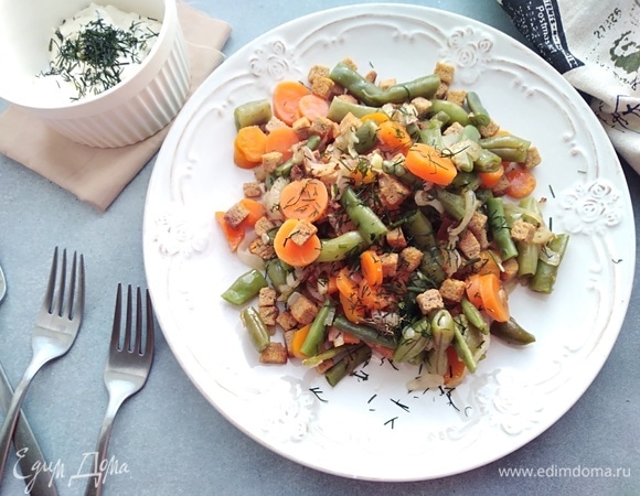 Салат со стручковой фасолью и сухариками Салат со стручковой фасолью и сухариками