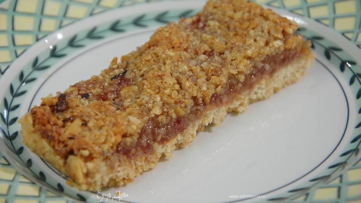 Овсяные батончики с малиновым джемом и орехами