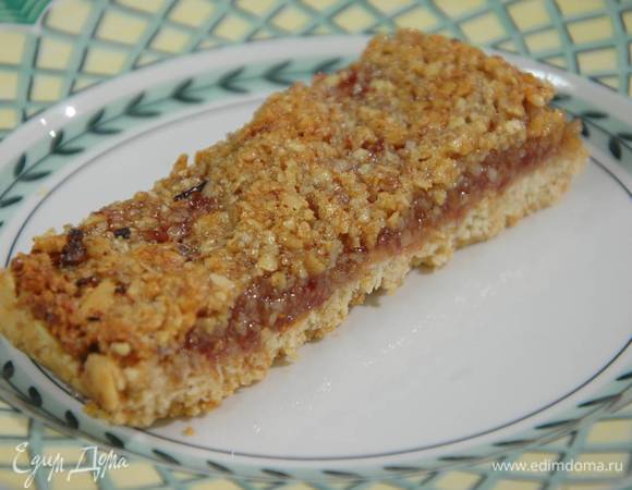 Овсяные батончики с малиновым джемом и орехами Овсяные батончики с малиновым джемом и орехами