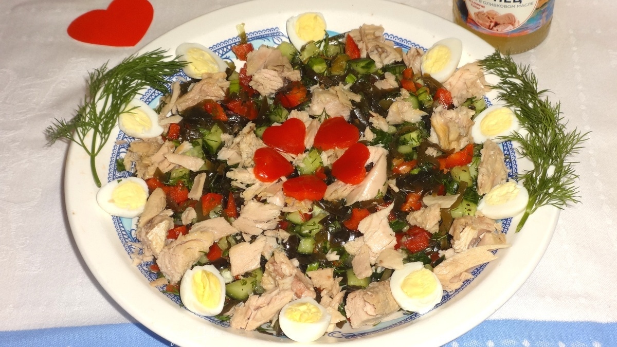 Овощной салат с тунцом и перепелиными яйцами