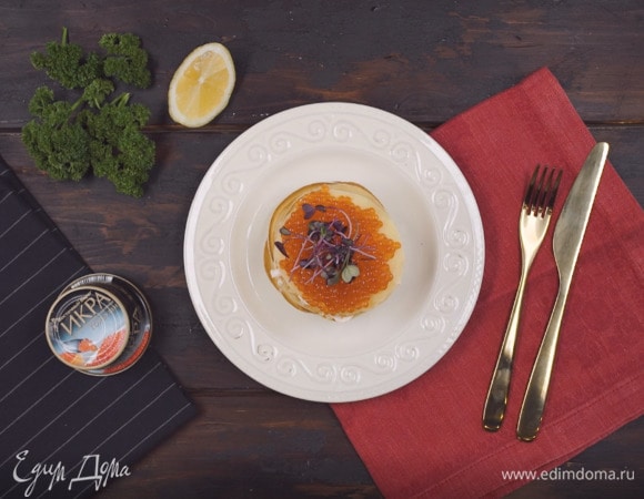 Блинный тортик со сливочным сыром, красной рыбой и икрой