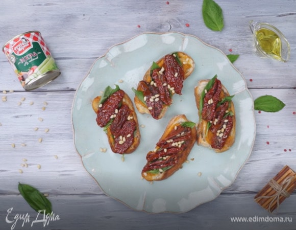 Брускетта с кабачковой икрой и кедровыми орешками Брускетта с кабачковой икрой и кедровыми орешками