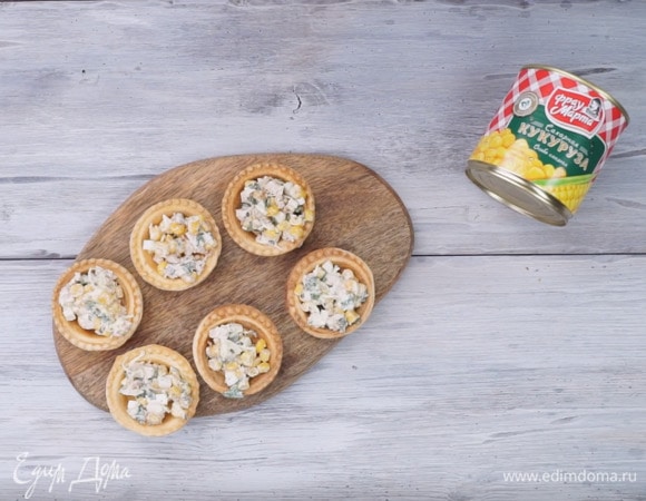 Салат с копченой курицей, грецким орехом и кукурузой в тарталетках