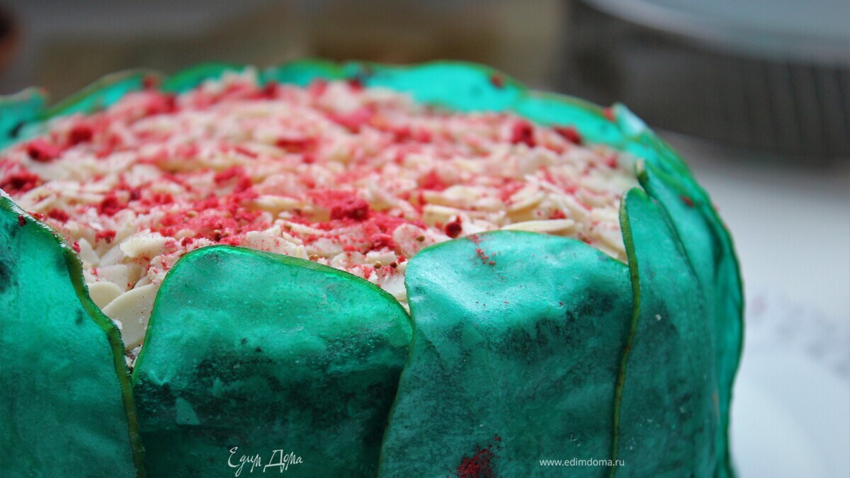 Торт морковный с ярким грушевым декором