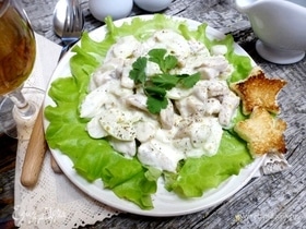 Рыбный салат с сельдереем под йогуртовой заправкой