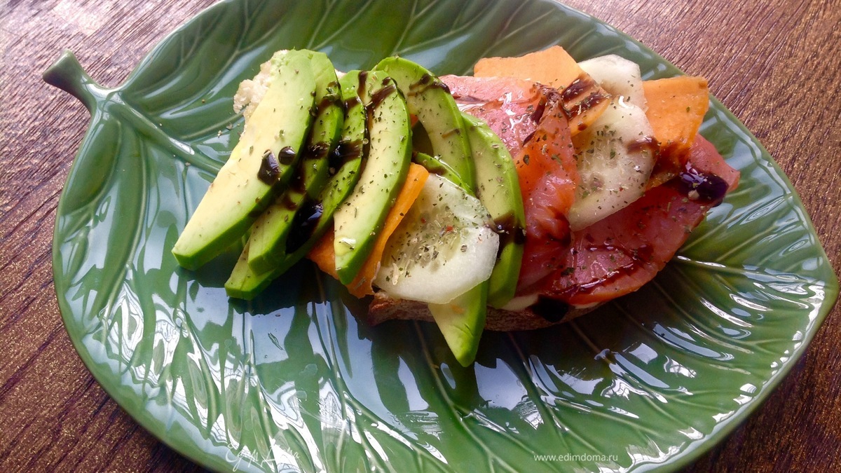 Сандвич из авокадо и семги
