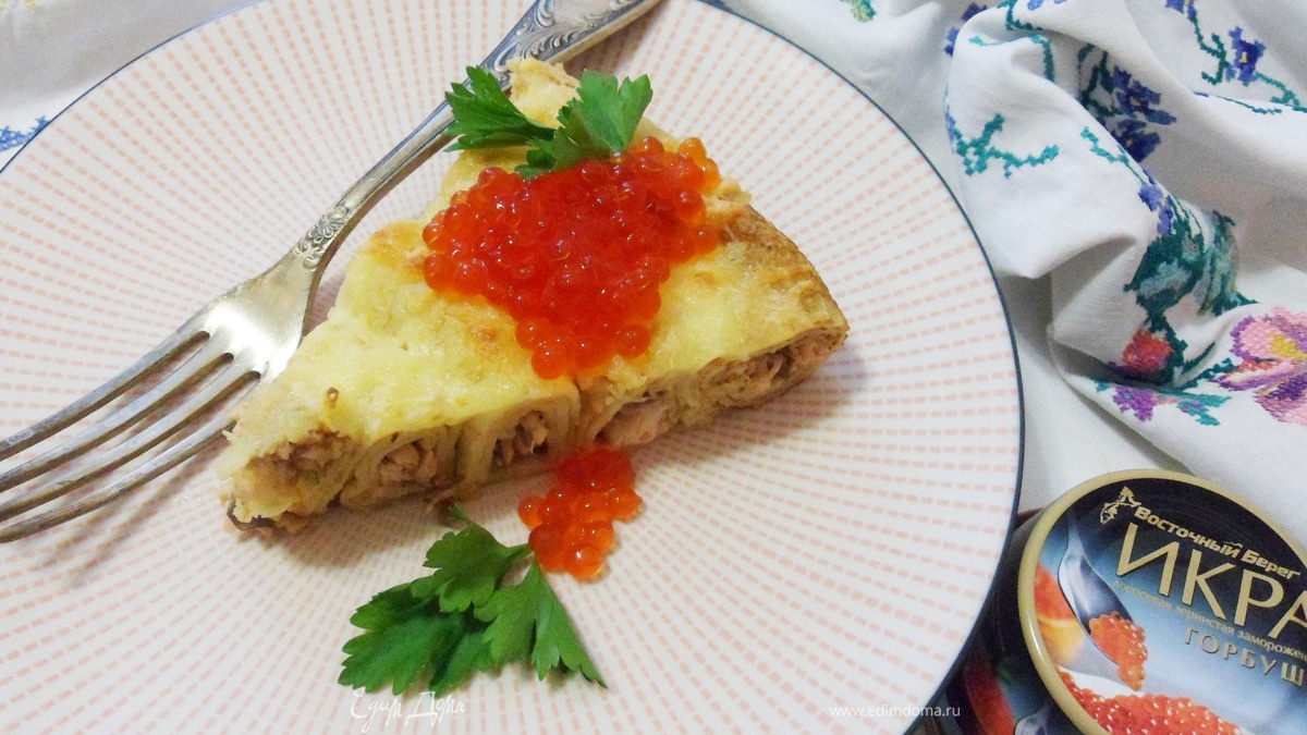 Блинный пирог-улитка с горбушей и красной икрой