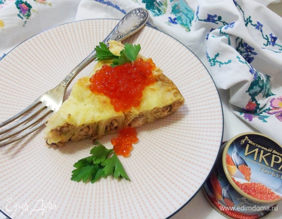 Блинный пирог-улитка с горбушей и красной икрой