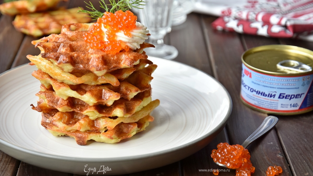 Картофельные вафли с творожным сыром и икрой