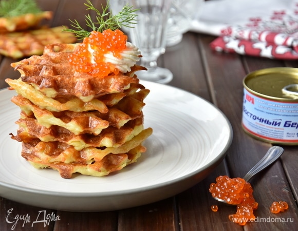 Картофельные вафли с творожным сыром и икрой