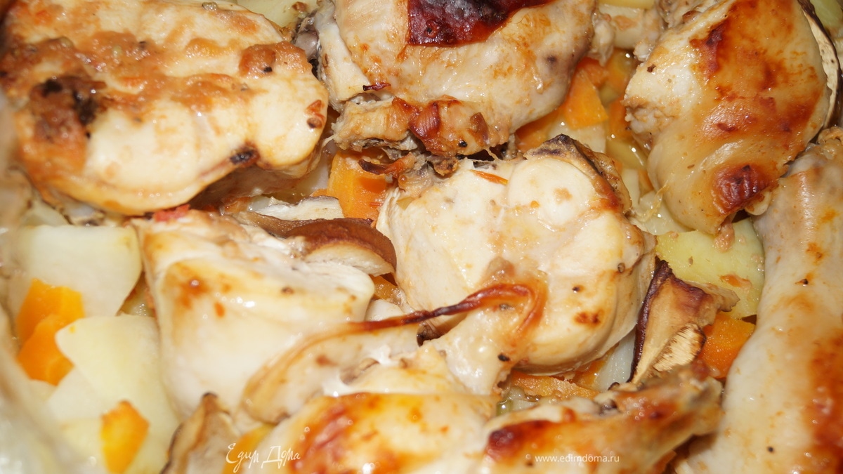 Курица, запеченная с овощами и грибами