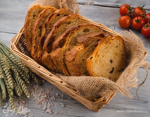 Домашний хлеб с оливками и вялеными помидорами