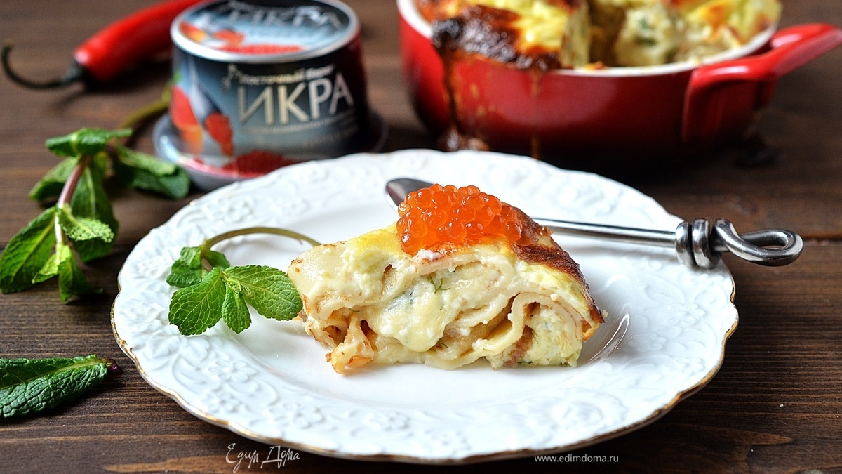 Блинный пирог с сырной начинкой и икрой