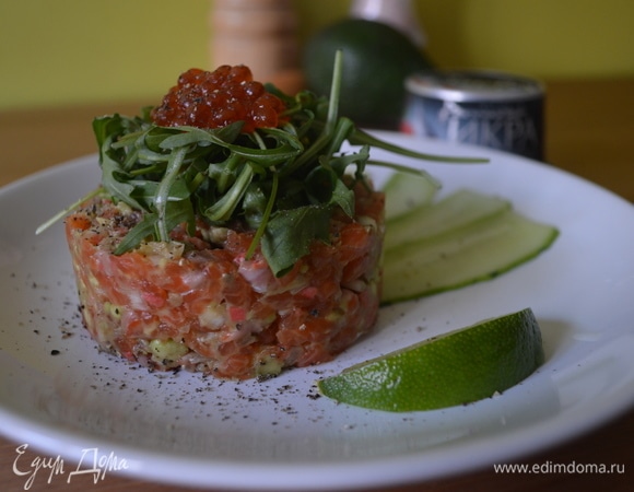 Тартар из лосося и авокадо с красной икрой Тартар из лосося и авокадо с красной икрой
