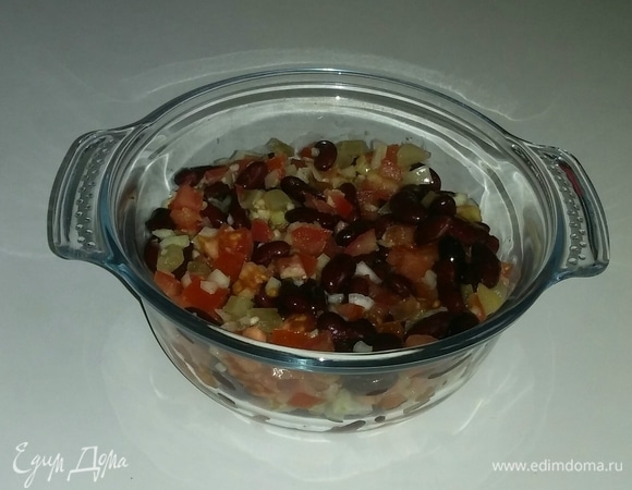 Салат из красной фасоли со смесью помидоров и лука