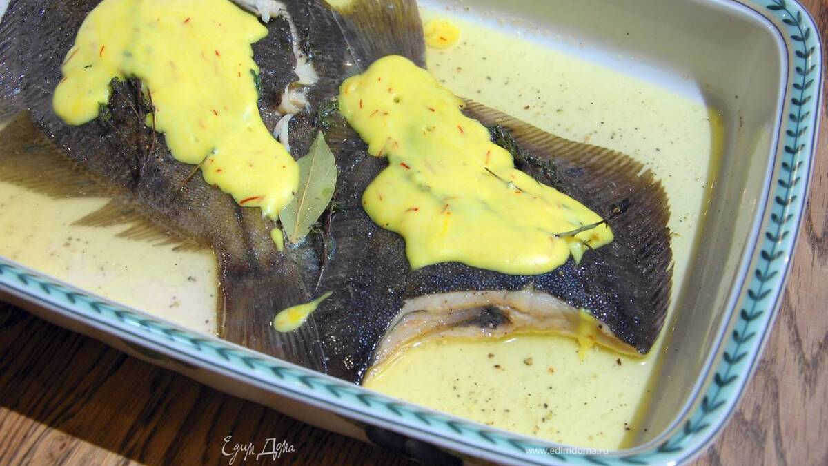 Камбала с шафранным соусом