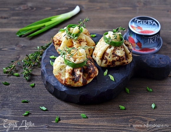Блинные мешочки с жюльеном и икрой