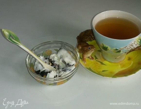 Чернослив, фаршированный грецким орехом, под сметанным соусом