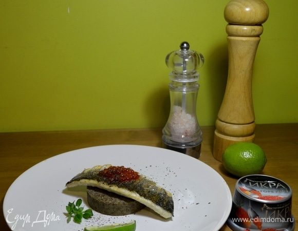 Сибас на подушке из чечевицы с икрой Сибас на подушке из чечевицы с икрой