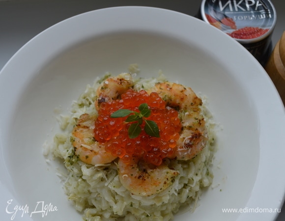 Ризотто с песто, креветками и икрой