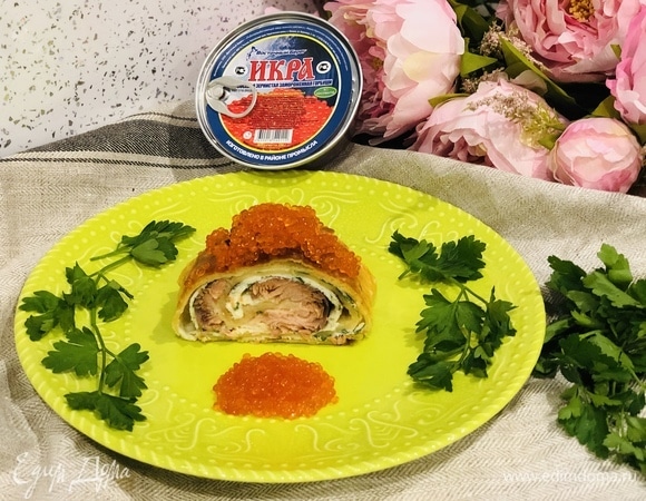 Пирог с омлетом, красной рыбой и икрой