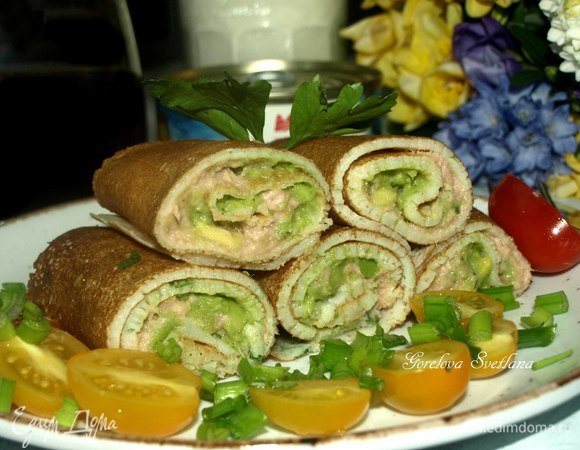 Рисовые блины с зеленью, авокадо и паштетом из тунца