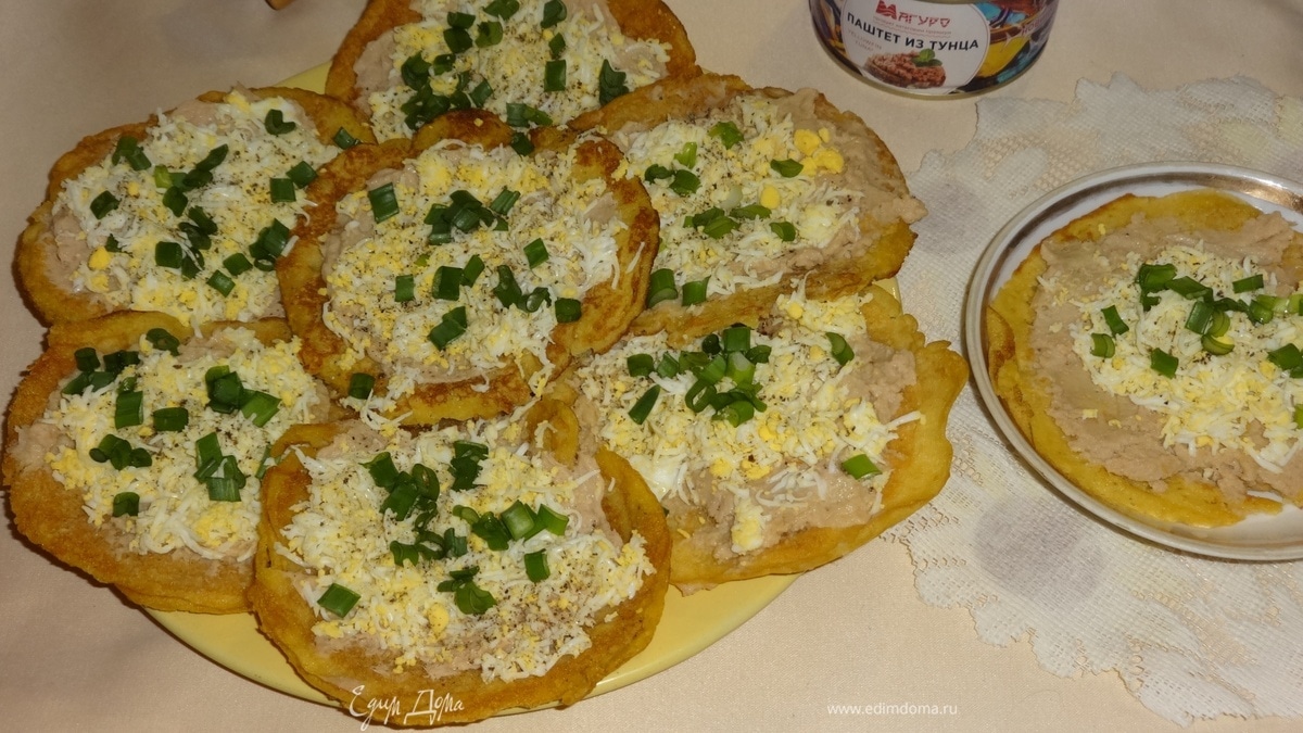Кукурузные мини-блинчики с паштетом из тунца и яйцами
