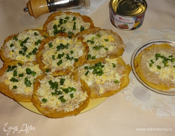 Кукурузные мини-блинчики с паштетом из тунца и яйцами Кукурузные мини-блинчики с паштетом из тунца и яйцами