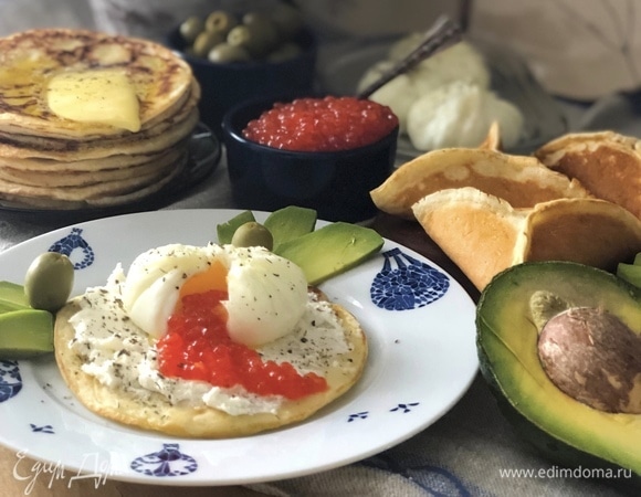 Блины с яйцом пашот и икрой