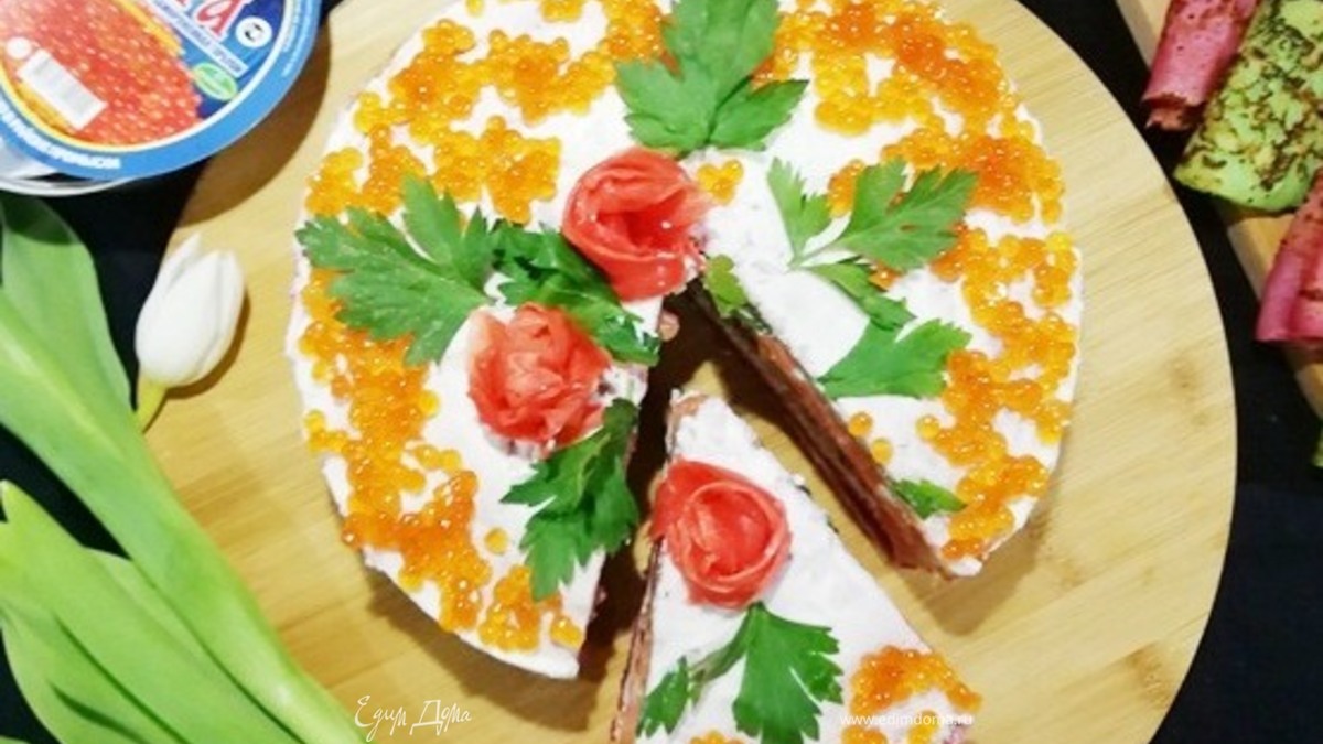 Блинный торт с форелью и красной икрой