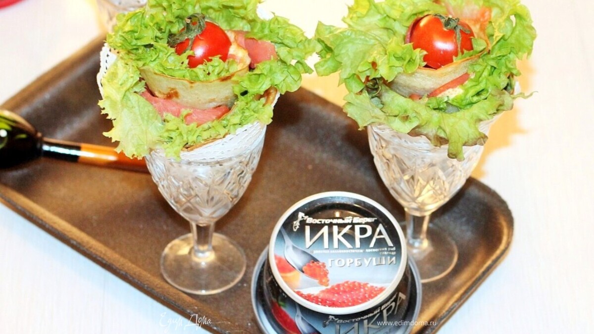 Блинные кулечки с рыбой и икрой