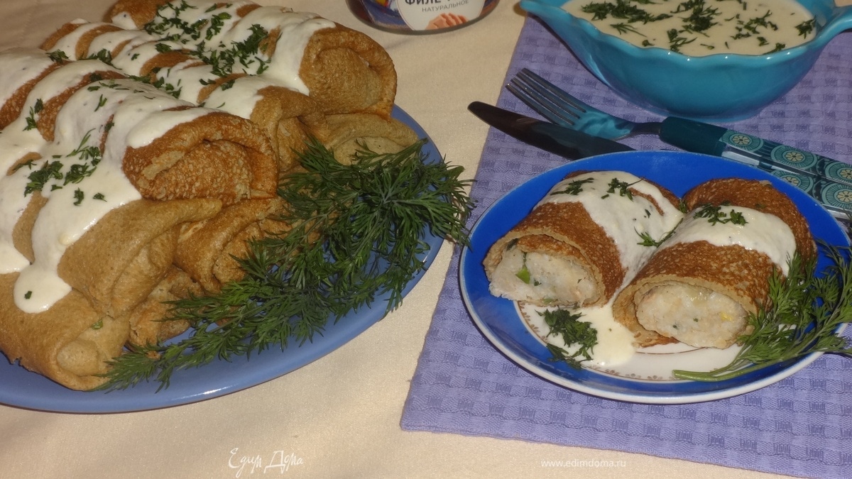 Блинчики из цельнозерновой муки с рисом и тунцом под сырным соусом