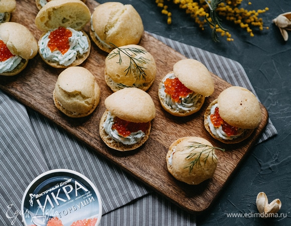 Профитроли с икрой и творожным сыром Профитроли с икрой и творожным сыром