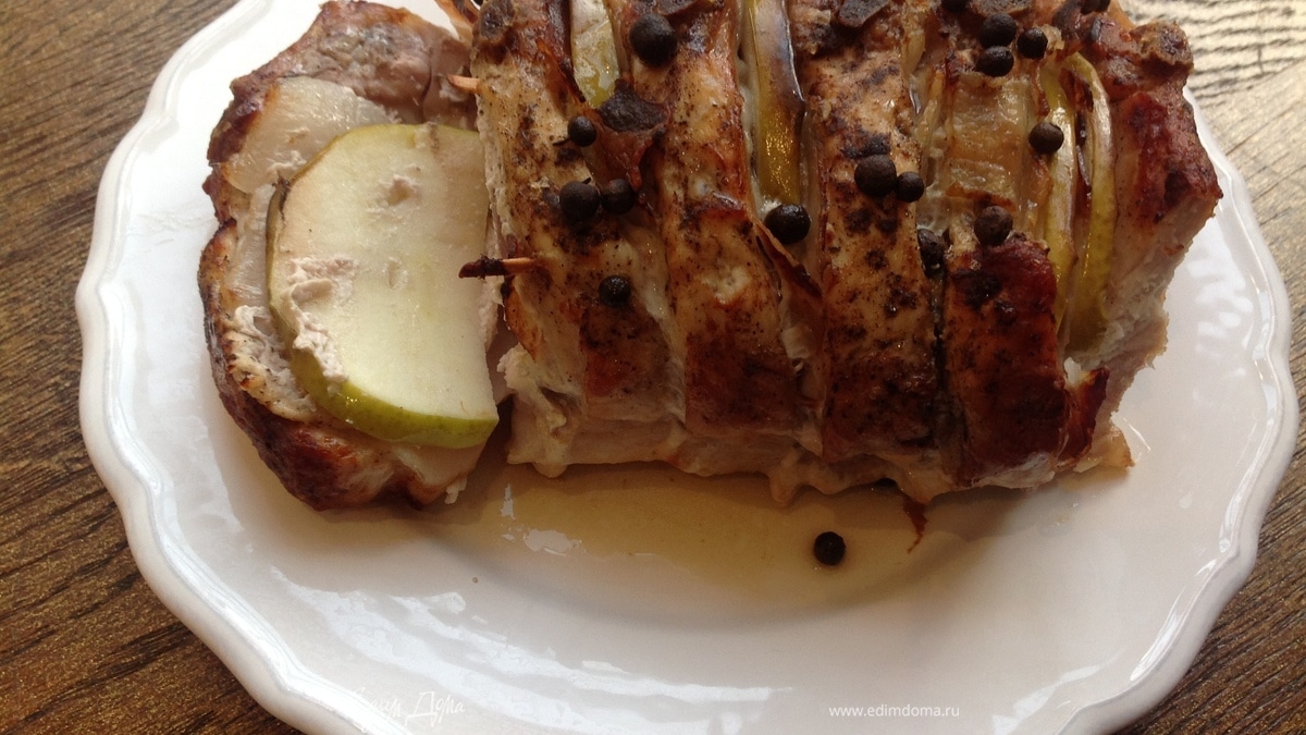 Свиная корейка с яблоками
