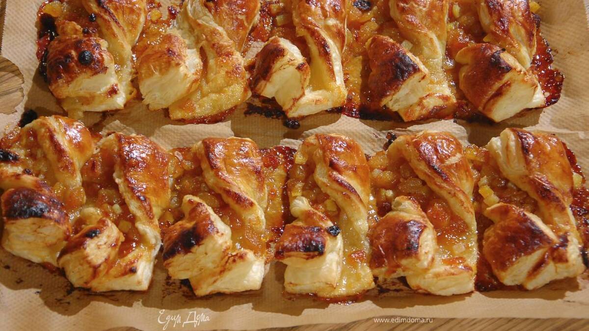 Слойки с изюмом и апельсиновыми цукатами