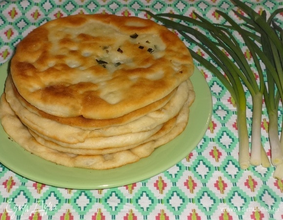 Постные дрожжевые лепешки с зеленым луком