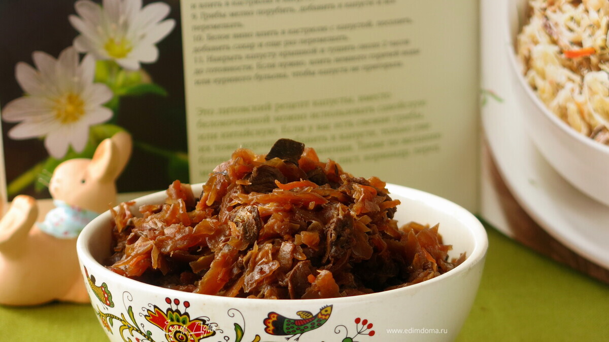 Капуста, тушенная с белыми грибами