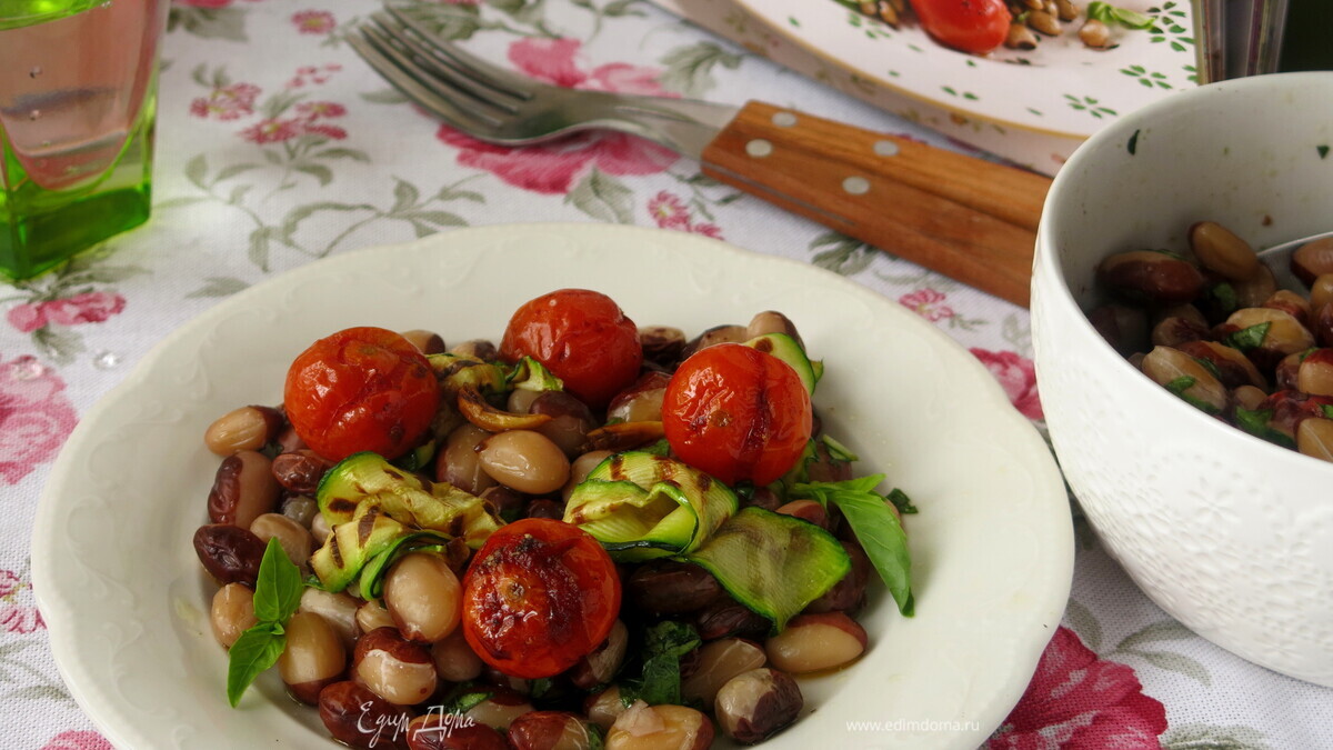 Фасоль с цукини, помидорами черри и базиликом